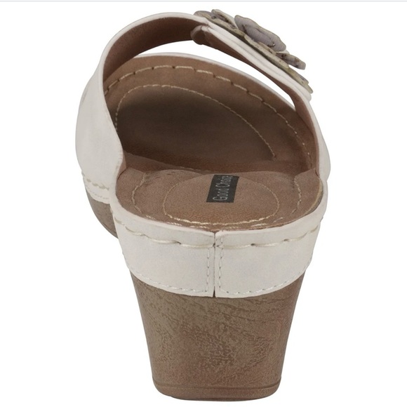 NWT GC Shoes
Women's Naples Flower Wedge Sandals - Picture 5 of 10